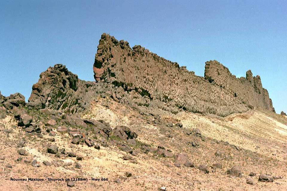 zoom sur la barrire de lave qui s'est forme au pied de Shiprock